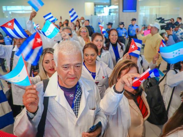 Un centenar de médicos con diferentes especialidades laboran en el país.