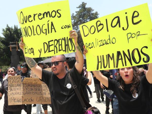 Bajo el lema 'una sola voz', artistas, locutores, actores de doblaje y creativos mexicanos protestaron en la capital del país para exigir una legislación que regule el uso de la voz humana frente al avance de la Inteligencia Artificial (IA).
