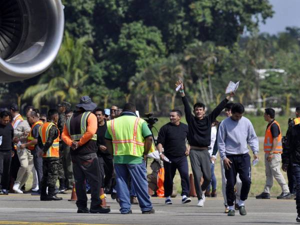 Estados Unidos deportó hondureños en aviones militares.