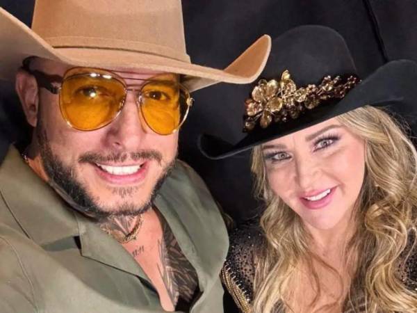 A casi un año de haber confirmado su separación de Cruz Martínez en 2025, Alicia Villarreal volvió a acaparar la atención pública por su vida sentimental. La cantante inició una relación con el creador de contenido Cibad Hernández, un romance que desde el inicio ha estado rodeado de críticas y controversia.