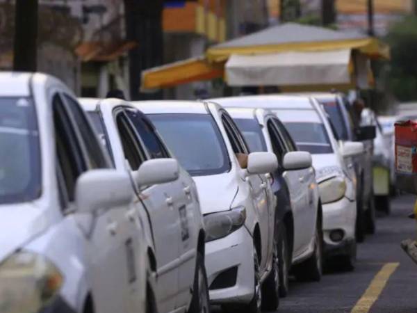 Representantes del sector taxi se mantienen a la espera de una reunión con autoridades del IHTT.