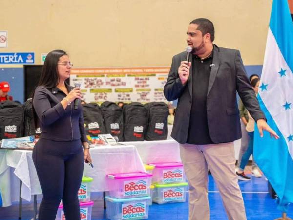 La diputada Isis Cuéllar y Carlos Cardona, exsecretario de Sedesol.