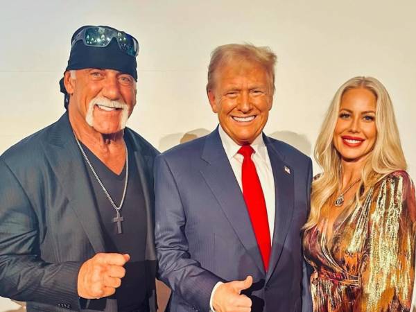 Donald Trump en una foto archivo con Hulk Hogan y la esposa del luchador Sky.