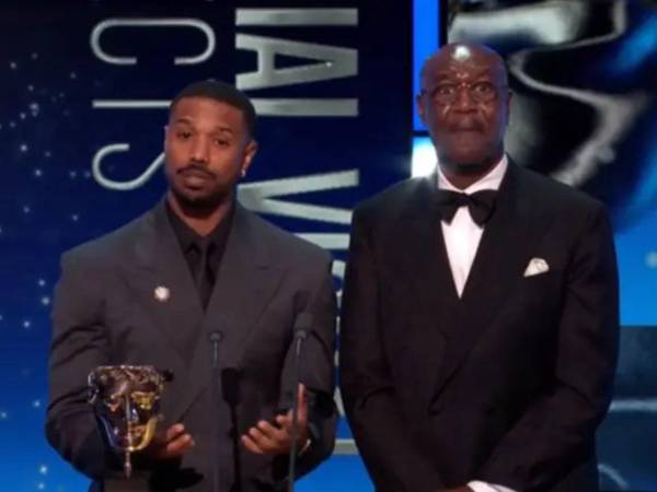 Los actores Michael B. Jordan y Delroy Lindo se disponían a entregar un premio cuando fueron interrumpidos por John Davidson que les gritó Negros. Davidson es activista con síndrome de Tourette.