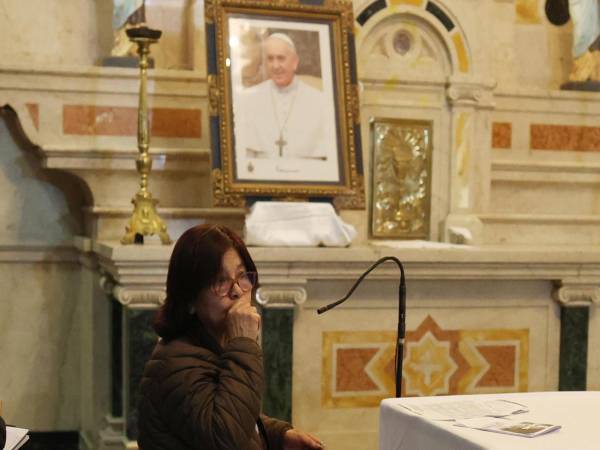Una mujer ora frente a una imagen del papa Francisco para pedir por la salud del sumo pontífice este miércoles, en una iglesia en La Paz (Bolivia). EFE/ Luis Gandarillas.