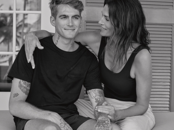 La supermodelo Cindy Crawford no solo marcó una era en la moda, también transmitió su legado a sus hijos. Presley Gerber y su hija Kaia Gerber.