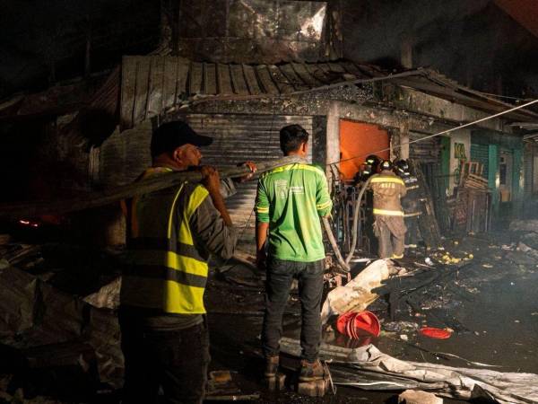 Un poco más de 24 horas de que un incendio consumiera una ferretería entre la 8 calle y 3 avenida de San Pedro Sula, en pleno centro de la ciudad, otro siniestro acabó con la inversión de decenas de vendedores.