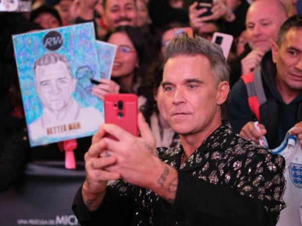 Robbie Williams abrió una nueva ventana a su vida personal al revelar que recientemente recibió un diagnóstico de autismo a los 52 años, un descubrimiento que, según explicó, le ha permitido comprender mejor algunos comportamientos y experiencias que lo han acompañado durante años.