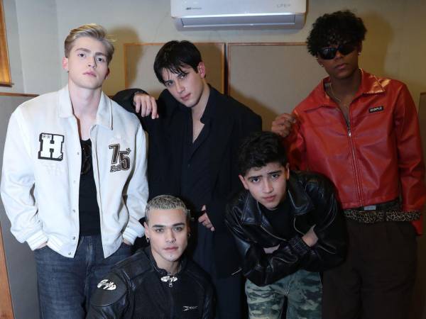Los integrantes del grupo Santos Bravos posan durante una entrevista con EFE este sábado, en Ciudad de México (México). En medio del furor por el regreso de BTS a México, los cinco integrantes de Santos Bravos, la primera ‘boy band’ latina producida por la surcoreana HYBE, aseguraron que los intérpretes de 'Dynamite' son un “ejemplo” a seguir dentro de la “fórmula del K-pop”, aunque aclararon que no quieren ser como ellos.