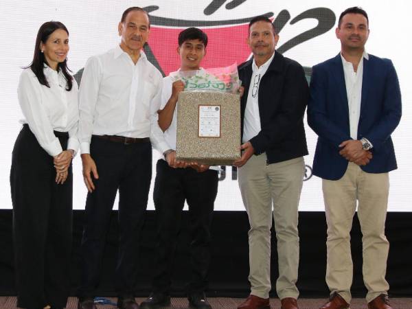 Momento en que el productor Richard Fernández hace la entrega del lote de café Taza de Excelencia a Eduardo Kafati, presidente ejecutivo de Espresso Americano.