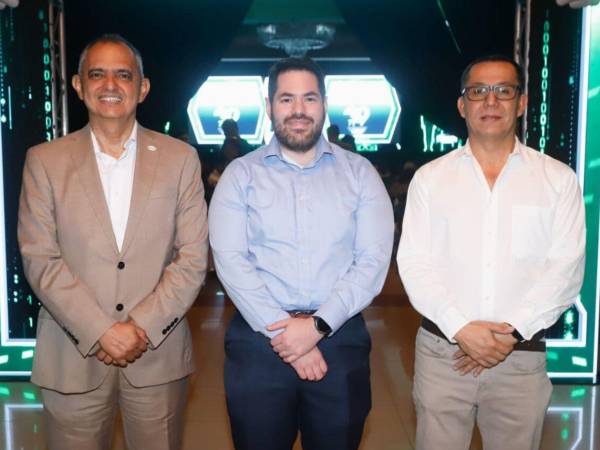 Doctor Javier Mejía, rector de UTH; Roger André Valladares, director de Tecnología; y el ingeniero Denis Aguilar, decano de la Facultad de Ingeniería.