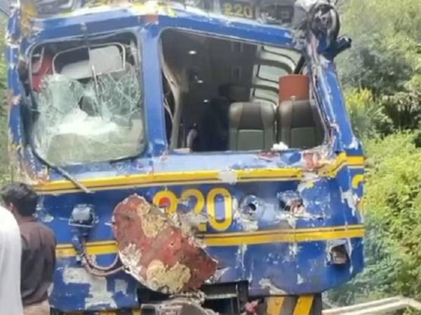 Así terminaron los trenes tras el choque que ha dejado heridos en el lugar.