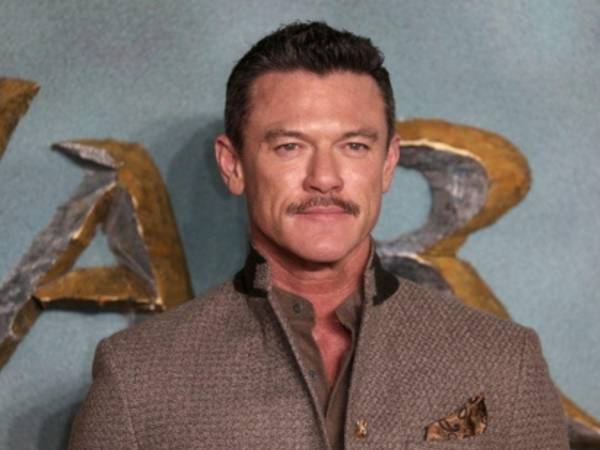 Mientras The Rocky Horror Show se prepara para volver a hacer el “Time Warp” con su reposición en Broadway a cargo de la Roundabout Theatre Company, la revista Vogue reveló las primeras imágenes de su elenco. Luke Evans, cantante y actor, famoso por sus roles de Drácula y Gastón en el live action de La Bella y la Bestia de Emma Watson, encabeza el elenco estelar.