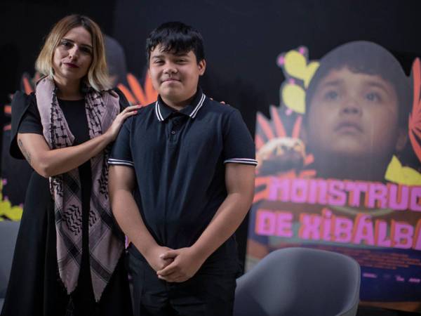 La cineasta mexicana Manuela Irene (i) y el actor Rogelio Ojeda, posan durante una entrevista con EFE, en Ciudad de México (México).