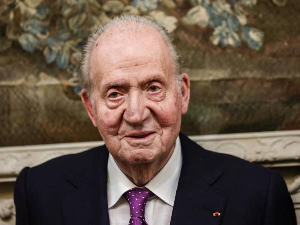 El rey emérito de España Juan Carlos I posa para los fotógrafos tras recibir el Premio Especial del Premio del Libro Político.