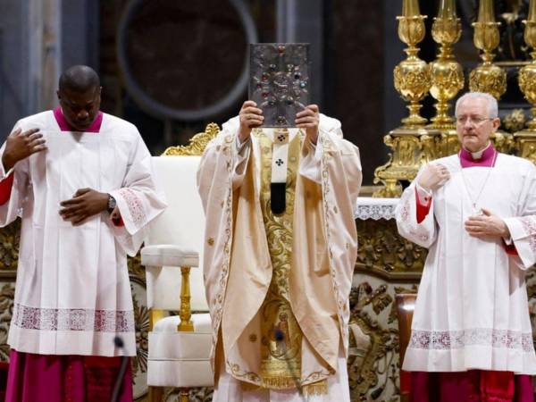 El papa León XIV inició los ritos de su primera Semana Santa como pontífice con la celebración de la Misa Crismal de Jueves Santo en la basílica de San Pedro.