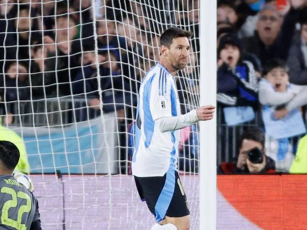 Lionel Messi celebrando su gol marcado en el estadio Monumental.