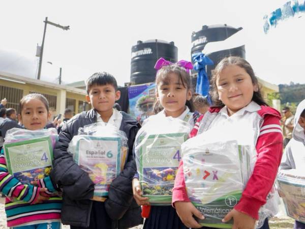 El Gobierno inició el año escolar 2026 con entrega masiva de libros a nivel nacional.