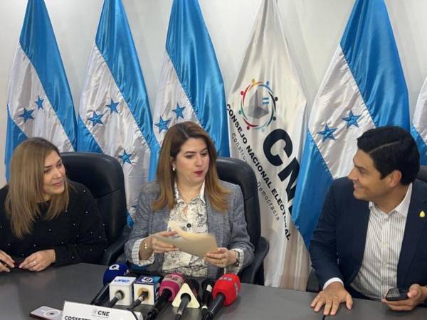 Ana Paola Hall, Cossette López y Marlon Ochoa, consejeros del CNE, aprobaron en agosto pasado por unanimidad el Trep, que hoy la candidata Rixi Moncada desconoce.