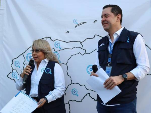 Ivonne Ardón y Emilio Hernández Hércules, comisionados de la Unidad de Política Limpia, anunciaron la salida de las unidades móviles hacia las diferentes ciudades del territorio nacional.