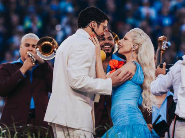 El cantante puertorriqueño Bad Bunny y Lady Gaga durante su actuación en el descanso del Super Bowl en Santa Clara, California, Estados Unidos.