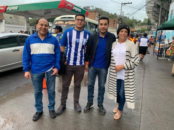 Los aficionados catrachos presentes para el duelo ante Barbudas.