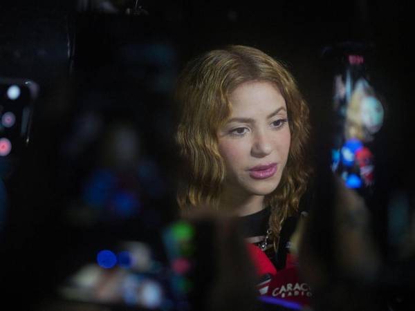 La artista colombiana Shakira habló con periodistas este viernes, en Cali, Colombia.