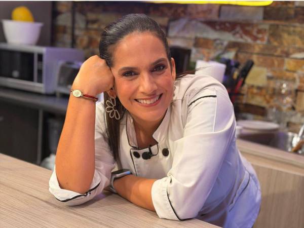 La televisión hondureña y el mundo digital se encuentran de luto tras conocerse el fallecimiento de Sandra Díaz del Valle, conocida por miles de hondureños como la Chef Sandra. La reconocida presentadora, creadora de contenido y figura de la gastronomía nacional murió este miércoles 10 de junio, una fecha que coincidía con la celebración de su cumpleaños, según TV Azteca Honduras, que compartió una nota de duelo en sus redes sociales.