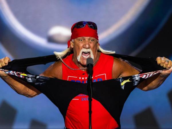 Fotografía de archivo fechada el 18 de julio de 2024 en la que aparece el luchador estadounidense Hulk Hogan. Después en 1994, un escándalo de esteroides amenazó a la WWF (actual WWE) y Hogan testificó en la corte que usó esteroides durante un periodo de 12 años.
