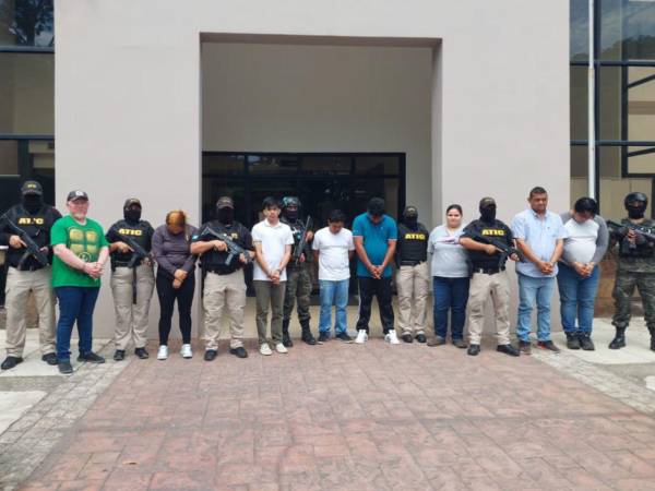 Miembros de la Atic llegando a una de las viviendas de las sospechosos involucrados en sustracción de una fuerte suma de dinero.