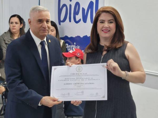 Alberto Chedrani recibiendo la credencial de manos de la consejera del CNE, Cossette López.