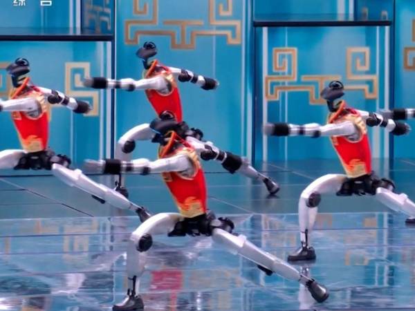 Los comentarios en redes sociales compararon las actuaciones de los robots humanoides con las del año pasado, cuando realizaron coreografías más básicas, y subrayaron el avance en estabilidad, velocidad y precisión.
