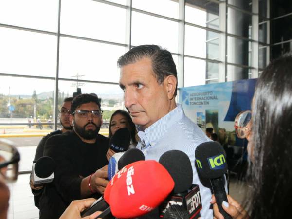 Jorge Salomón dand declaraciones a los medios de comunicación.