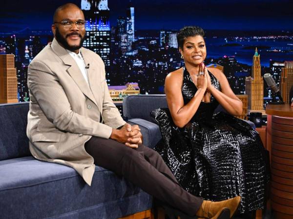 Tyler Perry y Taraji P. Henson promocionan su película Harta, el nuevo éxito de Netflix.