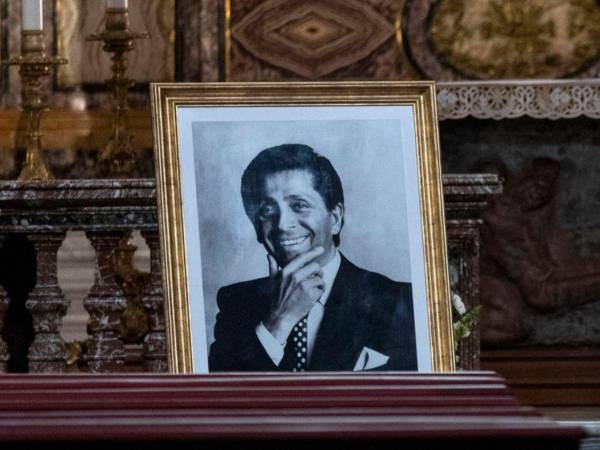 Por un momento, la entrada a la Basílica de Santa María de los Ángeles y los Mártires, concebida en 1562 por Miguel Ángel, se transformó en una pasarela solemne por la que desfilaron, visiblemente afectados por la muerte del maestro italiano, destacadas personalidades del mundo de la moda, el cine y la cultura internacional.