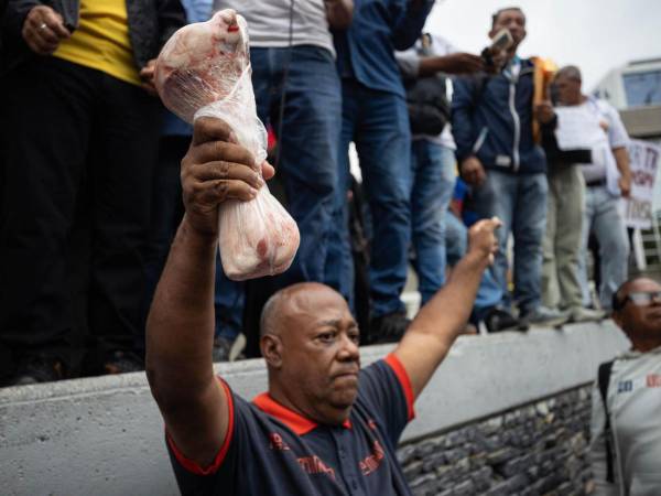 Trabajadores venezolanos entregaron este jueves una carta a la Embajada de Estados Unidos, en Caracas, para pedir su mediación ante el Gobierno nacional por mejores salarios, la liberación de todos los presos políticos, así como la convocatoria a elecciones presidenciales, luego de más de tres meses de la captura de Nicolás Maduro.