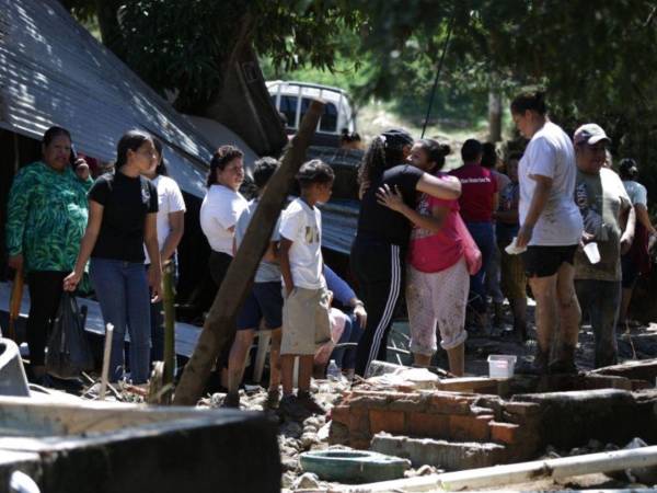 Entre lágrimas y desesperación, decenas de familias de la colonia 1 de Diciembre en Tegucigalpa viven momentos de angustia luego de que las intensas lluvias registradas en el país provocaran fuertes inundaciones, dejando a su paso viviendas anegadas, calles intransitables y pérdidas materiales considerables.