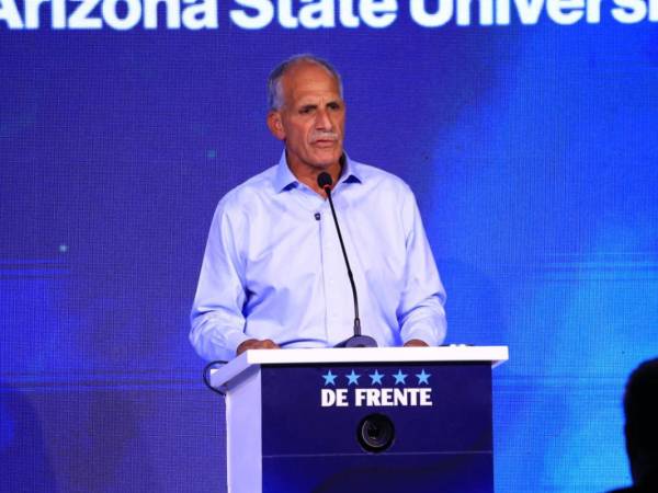 Nasry Tito Asfura durante el foro político De Frente de la USAP.