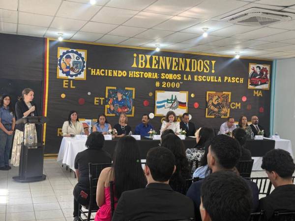 Autoridades eduactivas de Cortés junto a representantes de la Emajada de Alemania y autoridades del Centro Técnico Hondureño Alemán.