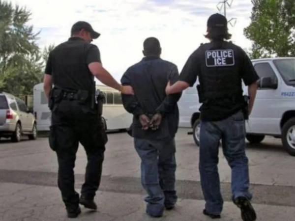 El Servicio de Inmigración y Control de Aduanas de Estados Unidos (ICE) modificó sus estándares nacionales para los centros de detención migratoria después de que uno de sus principales contratistas privados propusiera cambios que benefician su posición legal en litigios laborales, según informó este lunes The Washington Post.