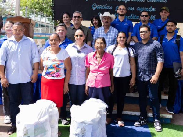 La ministra de Sedesol, Fátima Juárez, distribuye alimentos entre hogares considerados vulnerables en municipios afectados.