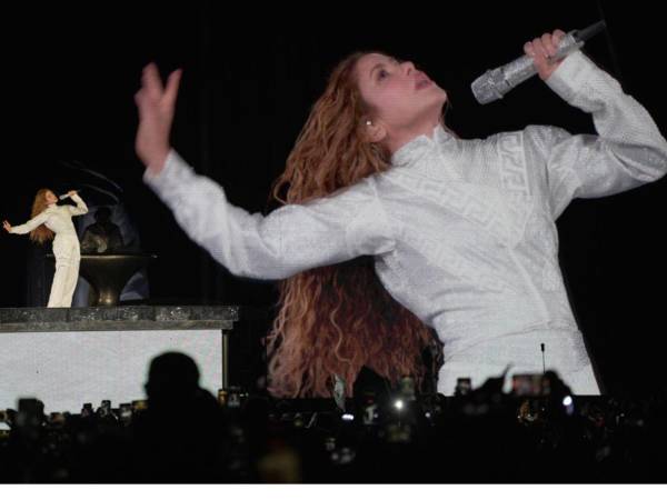 ‘La Loba’ inició su espectáculo con varios de sus temas clásicos, en una presentación cargada de energía que contagió de inmediato a los más de 77.000 espectadores que gritaron de emoción al verla aparecer en el escenario.