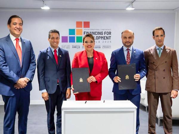 Durante el encuentro entre la presidenta Xiomara Castro y Abdulhamid Alkhalifa, presidente de la Opep, donde se firmó un préstamo de $50 millones.