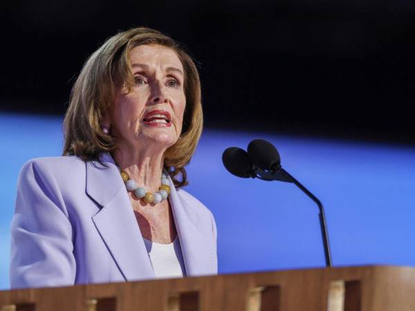 Fotografía de archivo de la representante Nancy Pelosi hablando en Chicago.