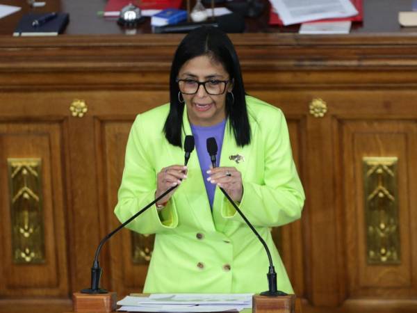 La presidenta encargada de Venezuela, Delcy Rodríguez (abajo), habla durante la presentación del informe anual de gestión del presidente Nicolás Maduro.