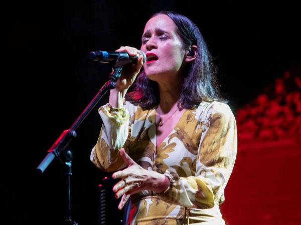 Lo que fue concebido como una iniciativa cultural vinculada al Mundial de 2026 terminó transformándose en un fenómeno viral. La canción La Niña Futbolista, interpretada por Julieta Venegas, ha provocado una avalancha de memes, comentarios y debates que colocaron a la cantautora mexicana en el centro de la conversación digital.