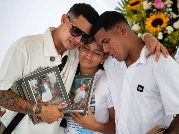 No es nada fácil, dijo a EFE Leonardo Suárez, un venezolano que despidió este viernes a su madre, su esposa, sus dos hijas y un sobrino, así como a la abuela de su mujer, víctimas de los devastadores terremotos del pasado 24 de junio que dejaron al menos 2.645 muertos y 12.666 heridos.