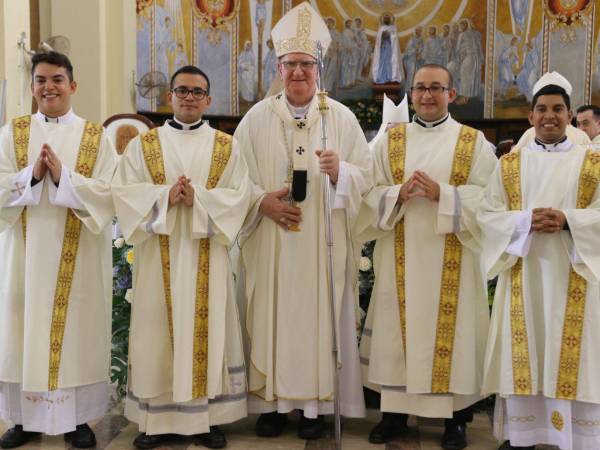 La arquidiócesis de San Pedro Sula recibe con los brazos abiertos a cuatro nuevos presbíteros.