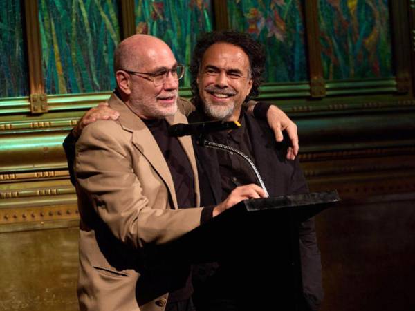 Fotografía cedida por Amores Perros, que muestra a los cineastas mexicanos Guillermo Arriaga y Alejandro González Iñárritu en un evento este lunes, en Ciudad de México (México).