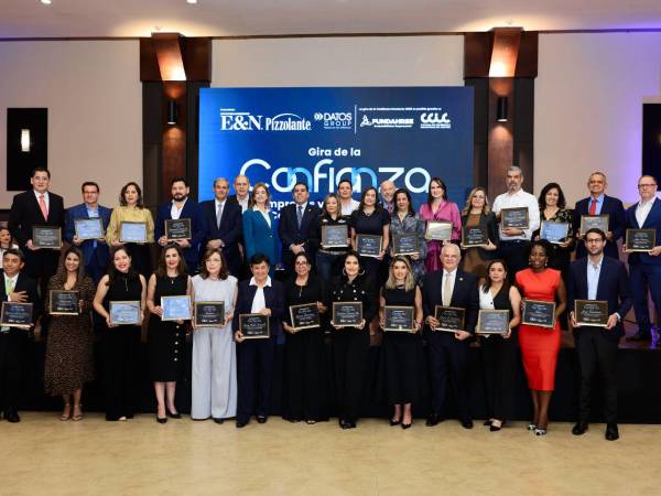 Los representantes de las empresas reconocidas, así como los líderes de Alta Confianza en Honduras posaron con sus cuadros conmemorativos.